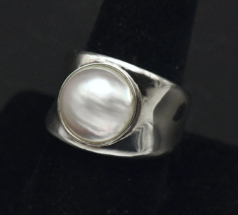 Ladies rings with flare shine -Vintage Sterling Silver Pearl Ring - Size 9.25